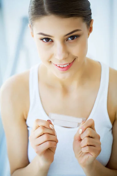 Bleken van de tanden. Mooie lachende vrouw houden Whitening Strip — Stockfoto