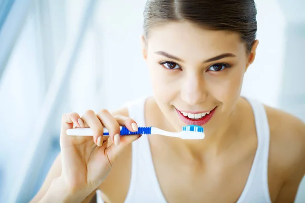 Woman With Beautiful Smile, Healthy White Teeth With Toothbrush. — Stock Photo, Image