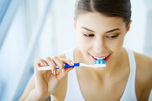 Woman With Beautiful Smile, Healthy White Teeth With Toothbrush. — Stock Photo, Image