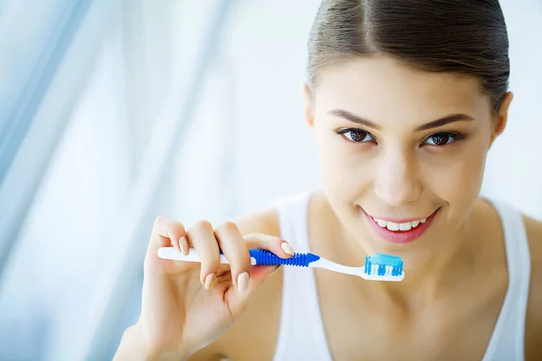 Woman With Beautiful Smile, Healthy White Teeth With Toothbrush. — Stock Photo, Image