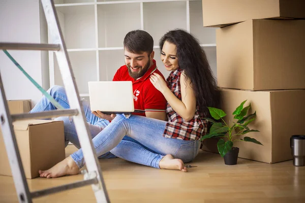 Unga par som flyttar i nya hem. Sitter och avkopplande efter unpac — Stockfoto