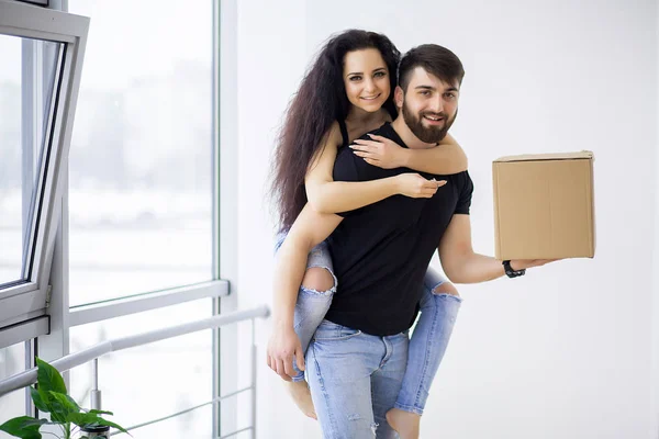 Leende par packa upp lådor i nya hem. — Stockfoto