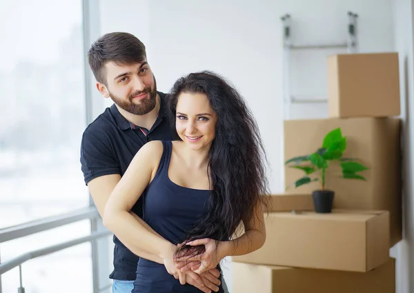 Mutlu genç çift kutuları açma yeni ev içinde hareket — Stok fotoğraf