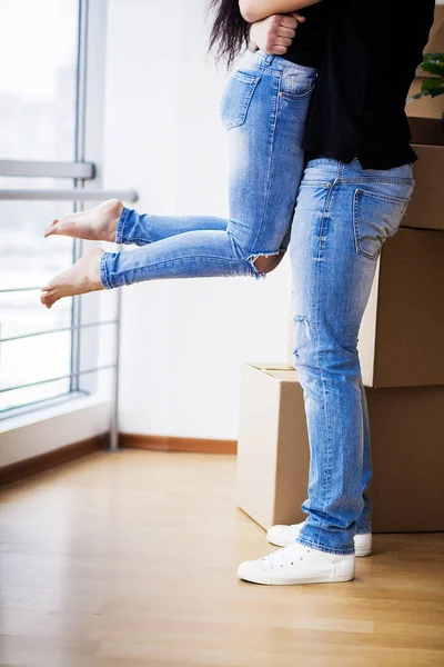 Glada vuxna par som flyttar ut eller in till nytt hem — Stockfoto