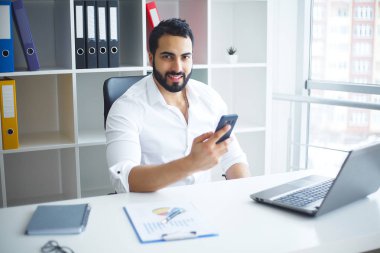 Dizüstü bilgisayarda onun ofisinde çalışan yakışıklı işadamı