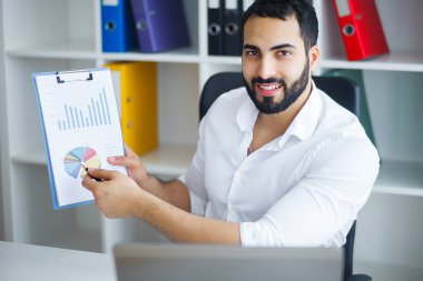 Dizüstü bilgisayarda onun ofisinde çalışan yakışıklı işadamı