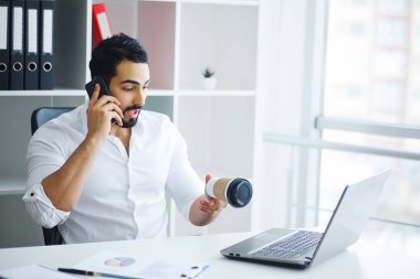 Sabah çalışırdı tablo dökülmesini kağıt bardak kahve