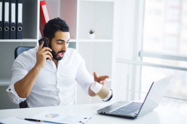 Sabah çalışırdı tablo dökülmesini kağıt bardak kahve