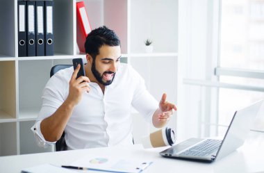 Sabah çalışırdı tablo dökülmesini kağıt bardak kahve