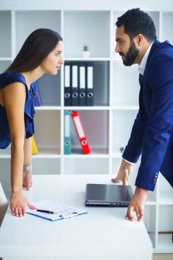 Kızgın insanlar birbirine çatışma sırasında bakarak portresi