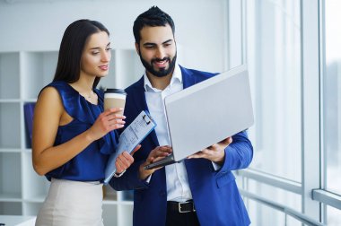 İş arkadaşları ofiste toplantısı