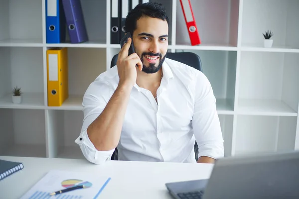 Homme d'affaires souriant utilisant un ordinateur portable au bureau — Photo