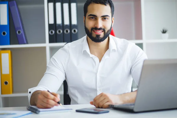 Man arbetar på kontor framför stationär dator — Stockfoto