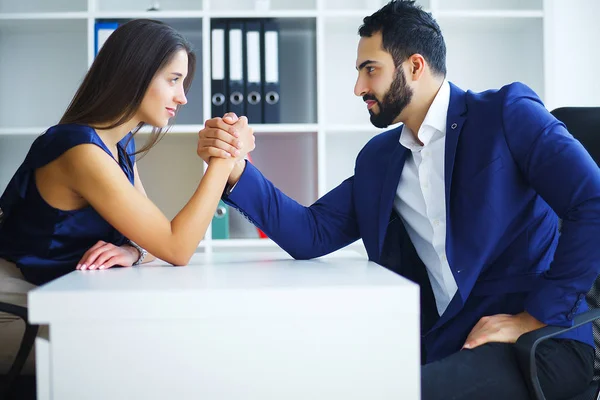 Man and woman doing arm wrestling — Stock Photo, Image