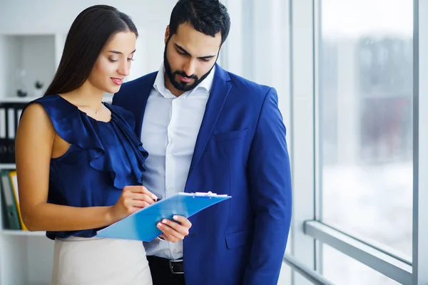 Compañeros de negocios que se reúnen en oficina — Foto de Stock