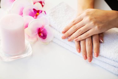 Çivilerin umurunda. Güzel kadınlar manikürlü manikürlü manikürlü, güzellik salonunda.
