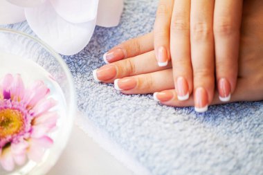 Çivilerin umurunda. Güzel kadınlar manikürlü manikürlü manikürlü, güzellik salonunda.