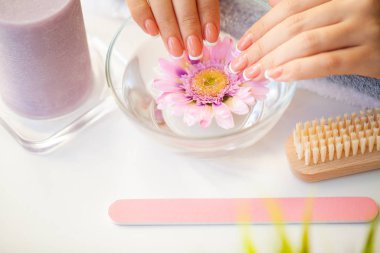 Çivilerin umurunda. Güzel kadınlar manikürlü manikürlü manikürlü, güzellik salonunda.