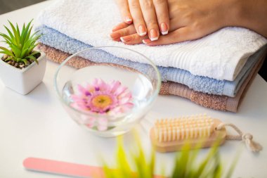 Çivilerin umurunda. Güzel kadınlar manikürlü manikürlü manikürlü, güzellik salonunda.