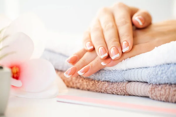 Spijkers geven erom. Mooie vrouwen nagels met franse manicure, in beauty studio — Stockfoto