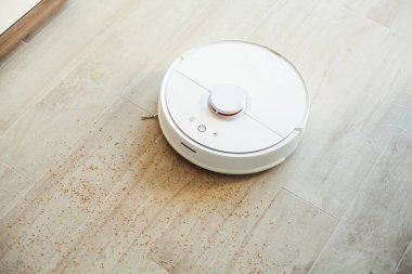 Robot elektrikli süpürge daireyi belli bir zamanda otomatik olarak temizliyor. Akıllı ev.