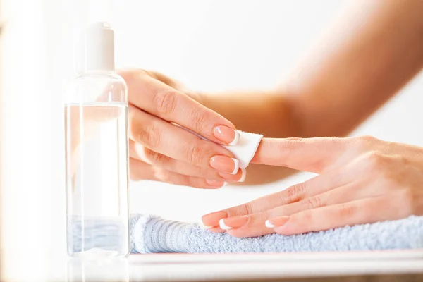 Cuidado con las uñas. Hermosas uñas de mujer con manicura francesa, en estudio de belleza —  Fotos de Stock