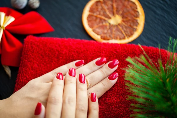 Rode Kerst manicure maken in schoonheid studio op kerst achtergrond — Stockfoto
