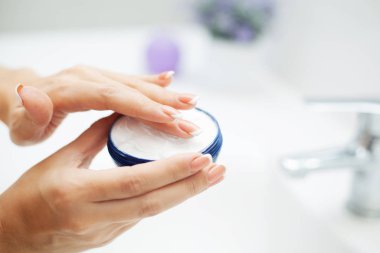 Kapalı ellerde hafif banyoda bakım ürünleri kullanın.