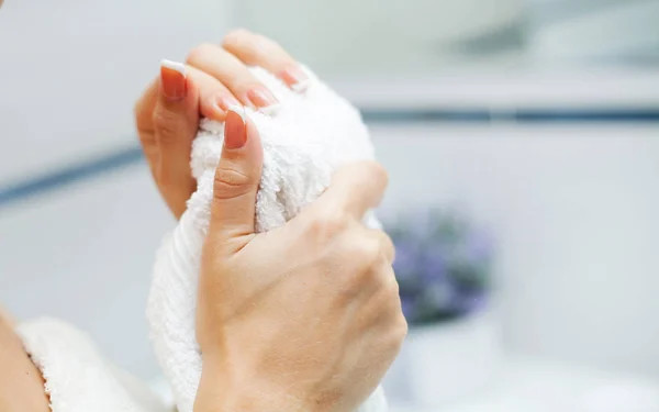 Las manos cercanas usan toalla blanca en el baño ligero. — Foto de Stock