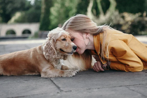 Buller och vintage stil. Ung flicka med hund promenader i parken och njuter av den vackra sommardagen — Stockfoto