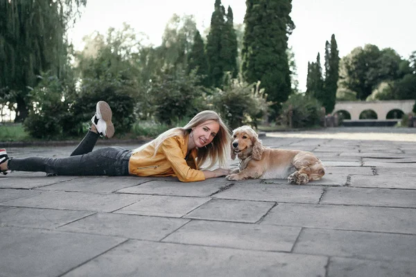 Lärm und Vintage-Stil. junges Mädchen geht mit Hund im Park spazieren und genießt den schönen Sommertag — Stockfoto