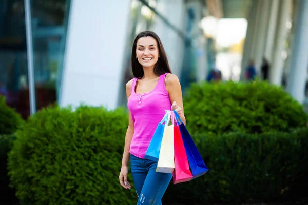 Bevásárló-nap. Nő gazdaság színes táskák közelébe Shooping bevásárlóközpont fekete péntek ünnep. — Stock Fotó