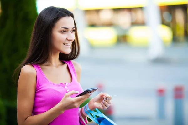 Shopping dag. Kvinna håller färgade väskor nära hennes shooping mall i Black Friday Holiday. — Stockfoto