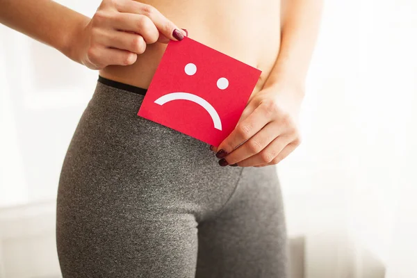 여성 건강입니다. 여성의 몸 위 근처 슬픈 스마일 카드. — 스톡 사진