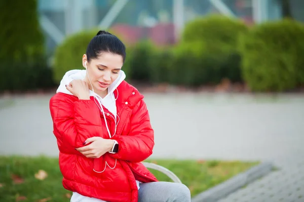 Fitness. La mujer tiene lesiones por accidente y dolor en los brazos mientras hace ejercicio al aire libre, concepto de dolor muscular . — Foto de Stock