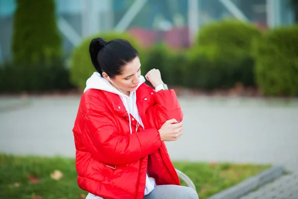 Fitness. La mujer tiene lesiones por accidente y dolor en los brazos mientras hace ejercicio al aire libre, concepto de dolor muscular . — Foto de Stock