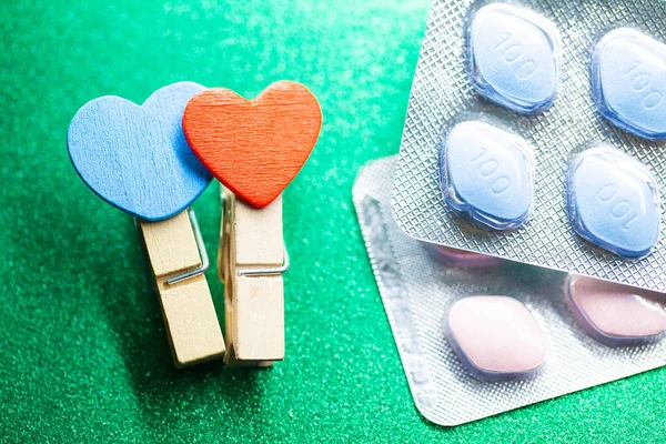 Pil voor mannen gezondheid en Valentijnsdag achtergrond. — Stockfoto