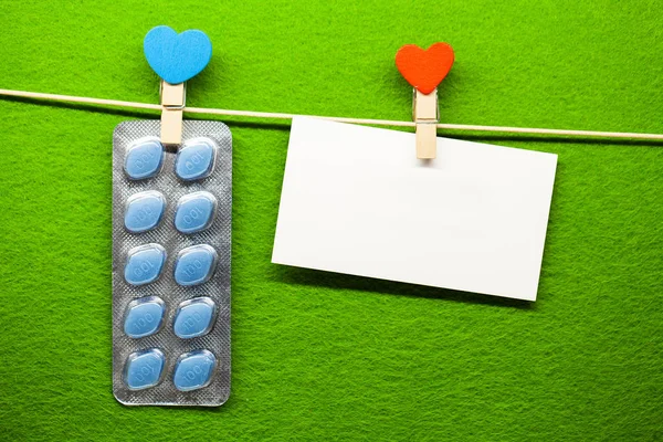 男性の健康とバレンタインデーの背景のための薬. — ストック写真