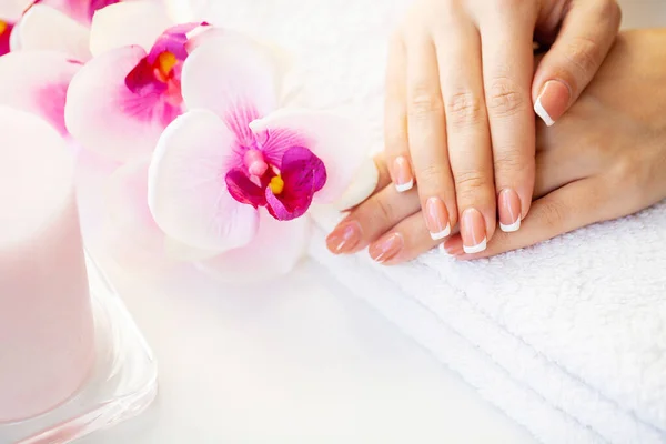 Paznokcie dbają. Piękne kobiety paznokcie z francuskim manicure, w studiu piękności — Zdjęcie stockowe