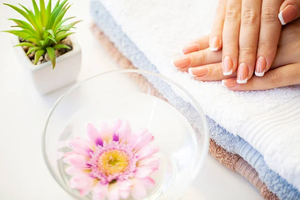 Cura delle unghie. Belle unghie delle donne con manicure francese, in studio di bellezza — Foto Stock