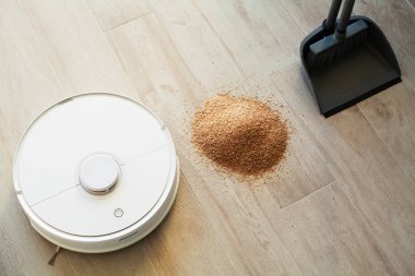 Robot elektrikli süpürge daireyi belli bir zamanda otomatik olarak temizliyor. Akıllı ev