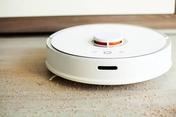 Робот-пылесос выполняет автоматическую уборку квартиры в определенное время. Умный дом — стоковое фото