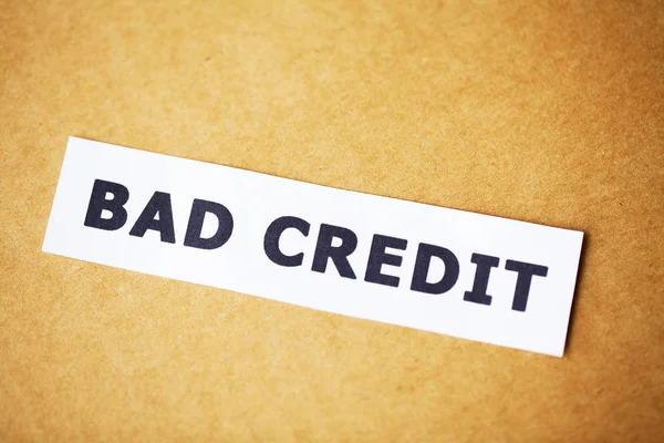 Поганий кредит, написаний на білому аркуші паперу — стокове фото