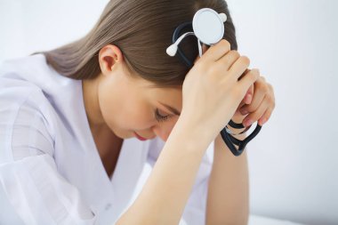 Genç doktor tıbbi ofis ayakta portresi