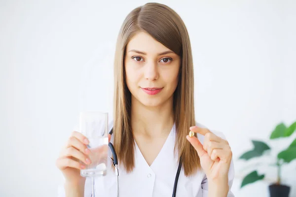 Retrato de jovem médico em pé no consultório médico — Fotografia de Stock