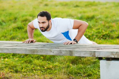 Fitness. Push-up egzersiz fitness adam eğitim silah kaslara açık spor salonu