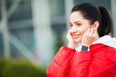 Fitness kız. Güzel sportif kız koşma ve dinleme müzik açık. Büyük şehirde sağlıklı yaşam
