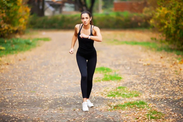 Fitness. Kadının park germe egzersiz yapması — Stok fotoğraf