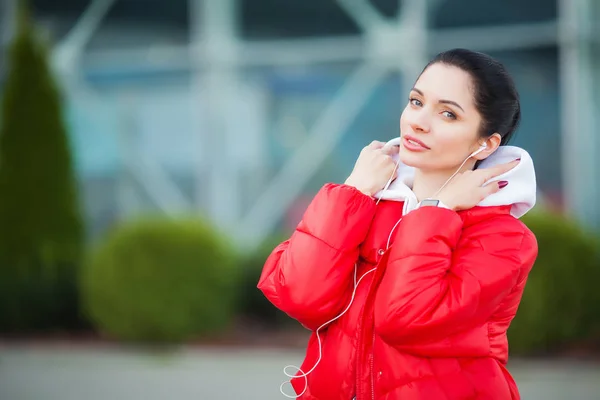 Fitness-Mädchen. ziemlich sportliches Mädchen läuft und hört Musik im Freien. Gesunder Lebensstil in der Großstadt — Stockfoto