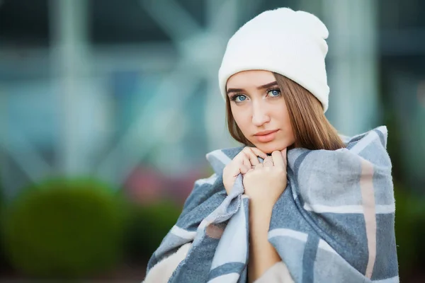 Przeziębienie i grypa. Kobieta z grypą na zewnątrz ubrana w czapkę — Zdjęcie stockowe